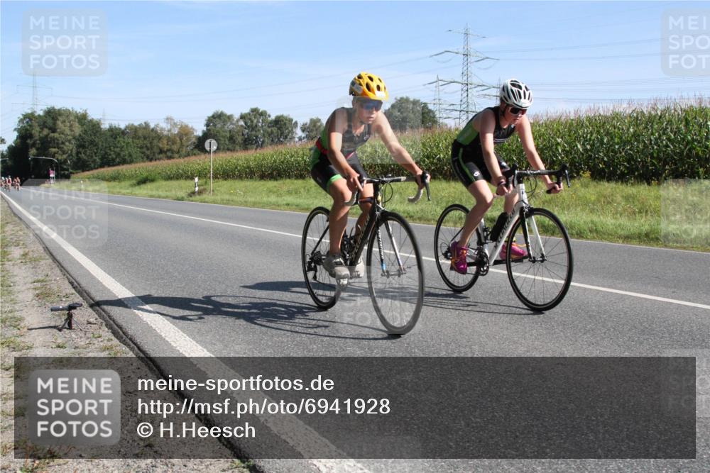 01.09.2024 - 17. Tribühne Triathlon H.Heesch http://msf.ph/oto/6941928 01.09.2024 10:47:41 Radfahren 269, 298 meine-sportfotos.de