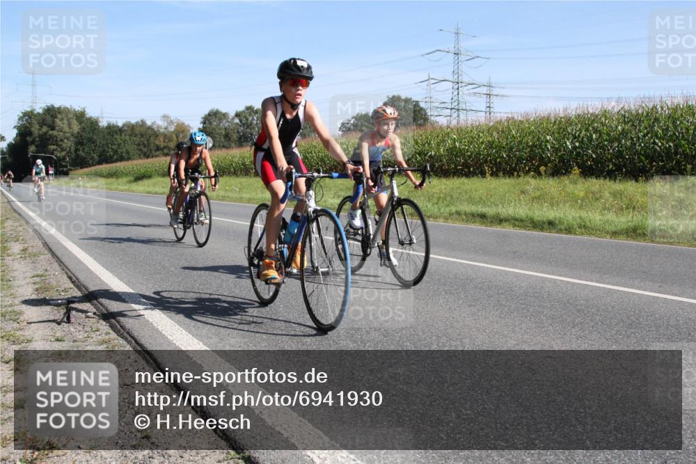 01.09.2024 - 17. Tribühne Triathlon H.Heesch http://msf.ph/oto/6941930 01.09.2024 10:47:51 Radfahren 188, 209, 212, 239, 289 meine-sportfotos.de
