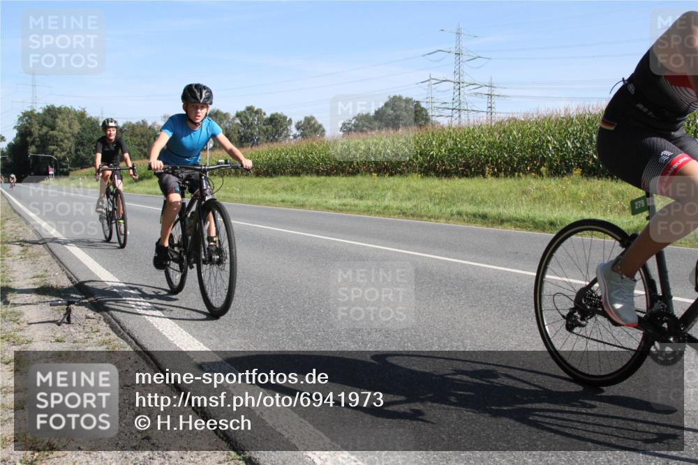 01.09.2024 - 17. Tribühne Triathlon H.Heesch http://msf.ph/oto/6941973 01.09.2024 10:49:36 Radfahren 175, 218, 224, 279 meine-sportfotos.de