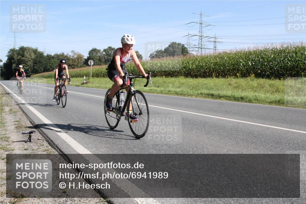 01.09.2024 - 17. Tribühne Triathlon H.Heesch http://msf.ph/oto/6941989 01.09.2024 10:50:43 Radfahren 180, 193, 202, 236, 284 meine-sportfotos.de