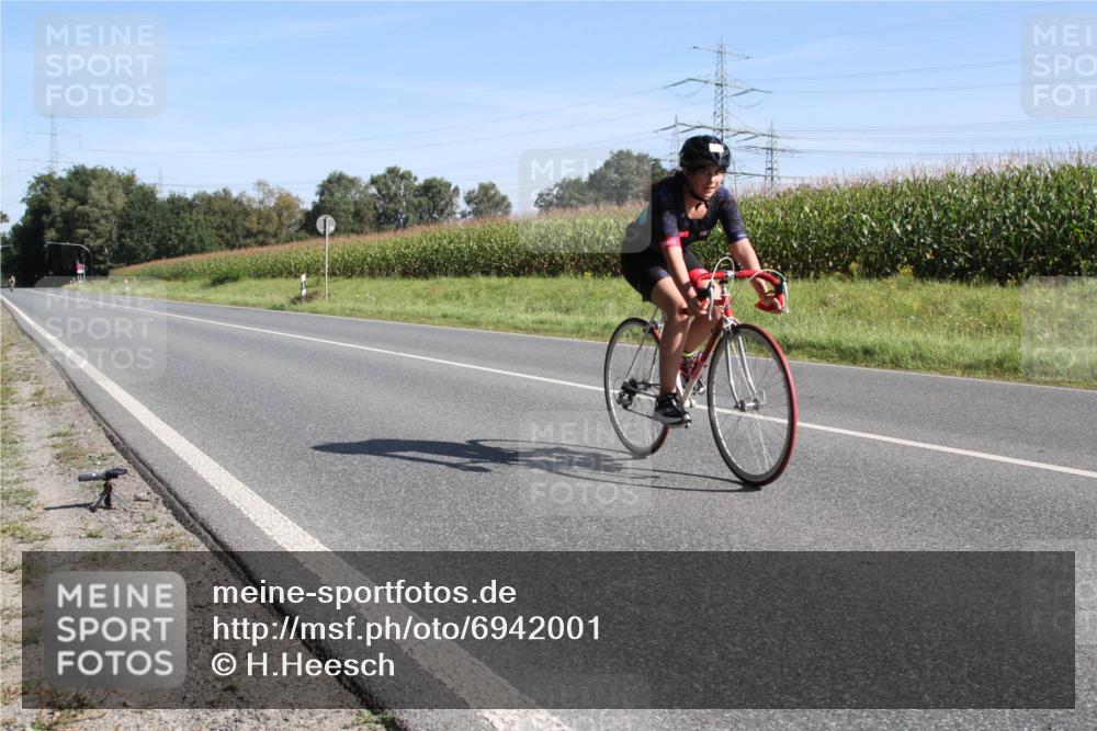 01.09.2024 - 17. Tribühne Triathlon H.Heesch http://msf.ph/oto/6942001 01.09.2024 10:52:20 Radfahren 223 meine-sportfotos.de