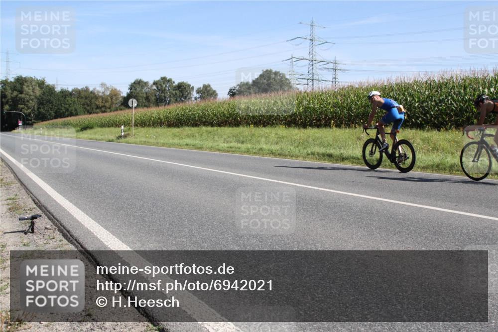 01.09.2024 - 17. Tribühne Triathlon H.Heesch http://msf.ph/oto/6942021 01.09.2024 10:55:35 Radfahren 338, 366 meine-sportfotos.de