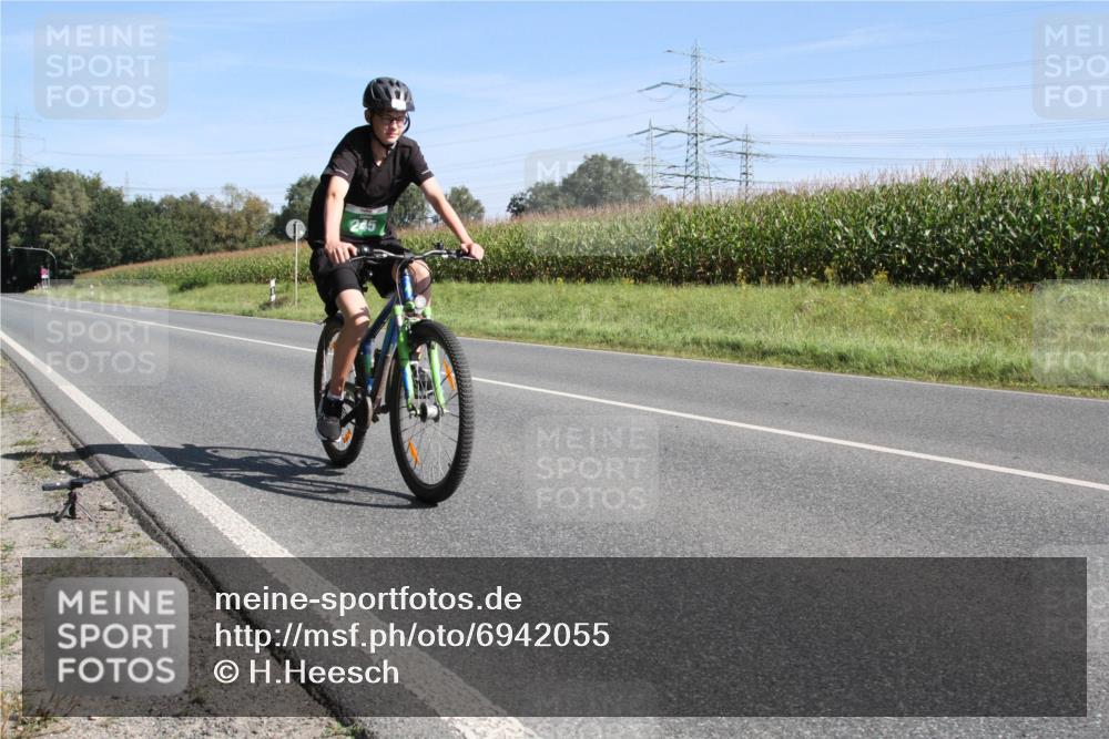01.09.2024 - 17. Tribühne Triathlon H.Heesch http://msf.ph/oto/6942055 01.09.2024 10:57:19 Radfahren 245, 248 meine-sportfotos.de