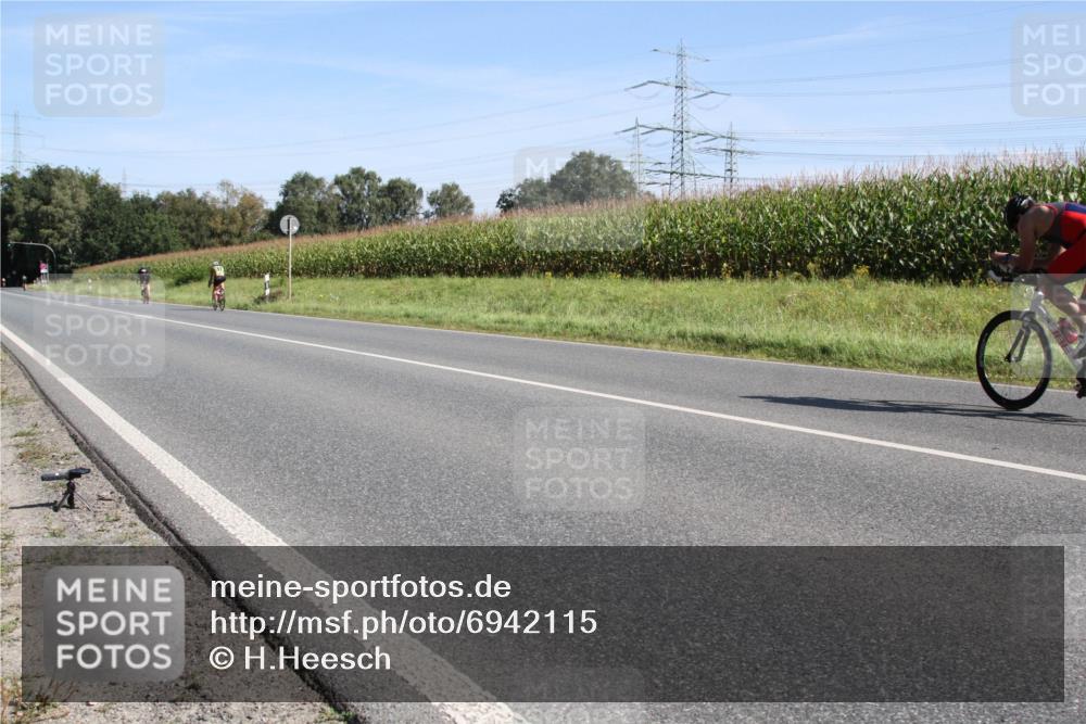 01.09.2024 - 17. Tribühne Triathlon H.Heesch http://msf.ph/oto/6942115 01.09.2024 10:59:06 Radfahren 367, 388 meine-sportfotos.de