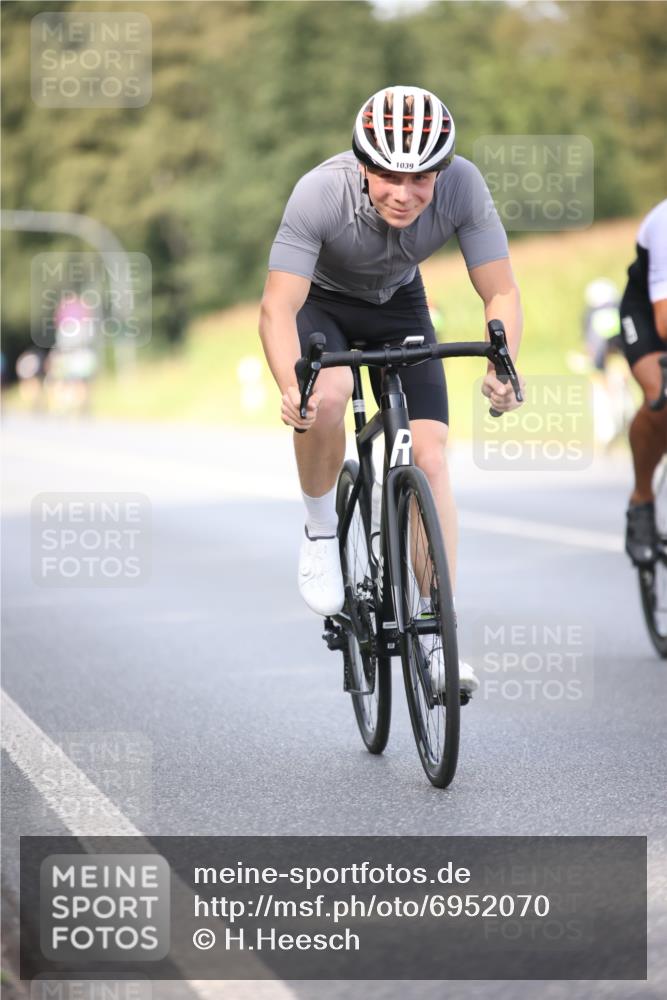 01.09.2024 - 17. Tribühne Triathlon H.Heesch http://msf.ph/oto/6952070 01.09.2024 15:42:40 Radfahren 859, 859, 882, 928, 1032, 1033, 1039, 1202, 1245, 1250, 1272, 1298 meine-sportfotos.de