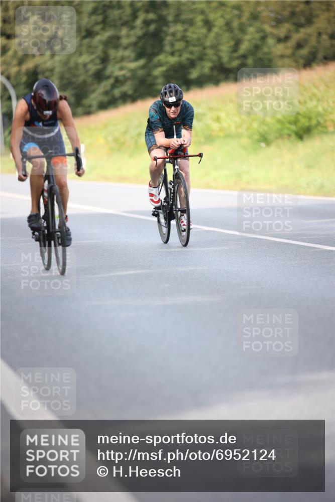 01.09.2024 - 17. Tribühne Triathlon H.Heesch http://msf.ph/oto/6952124 01.09.2024 15:43:06 Radfahren 818, 884, 938, 1029, 1160, 1235, 1295, 1489 meine-sportfotos.de