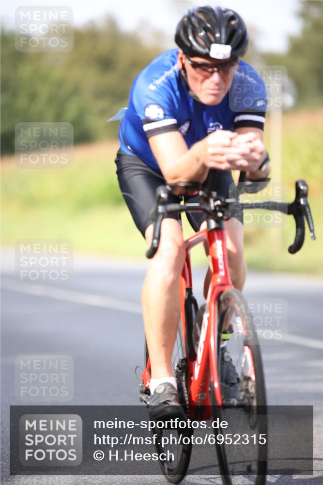 01.09.2024 - 17. Tribühne Triathlon H.Heesch http://msf.ph/oto/6952315 01.09.2024 15:44:32 Radfahren 816, 875, 897, 915, 972, 1046, 1136, 1211, 1299, 1491, 1491 meine-sportfotos.de