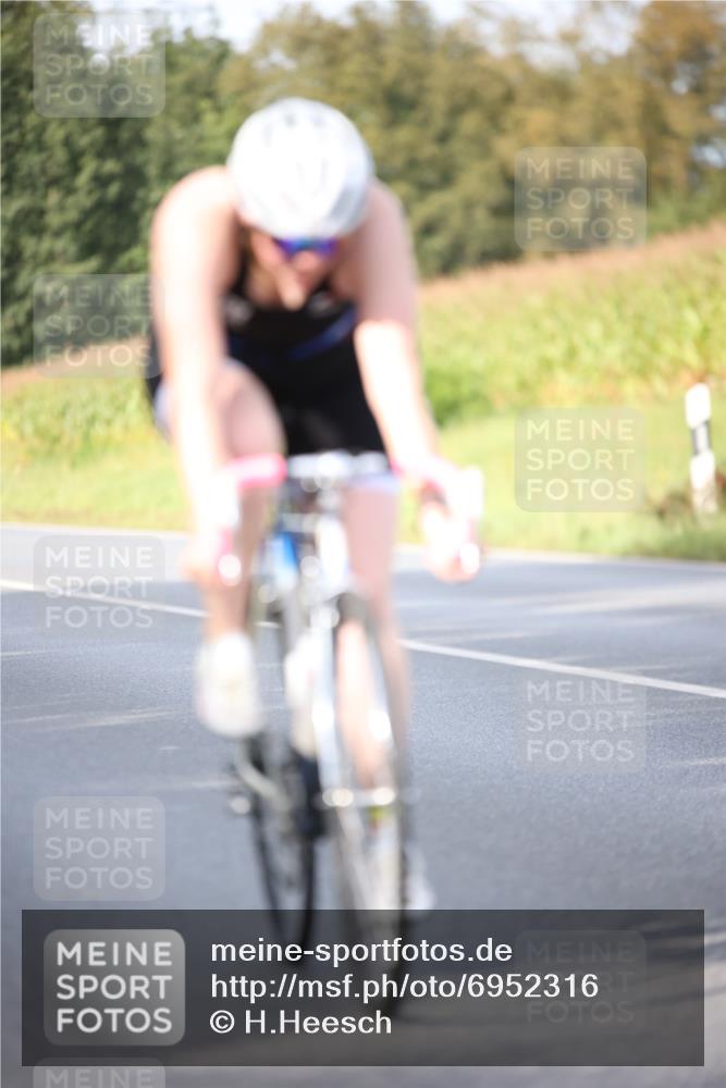 01.09.2024 - 17. Tribühne Triathlon H.Heesch http://msf.ph/oto/6952316 01.09.2024 15:44:34 Radfahren 816, 875, 893, 897, 915, 972, 1046, 1136, 1211, 1299, 1491, 1491 meine-sportfotos.de
