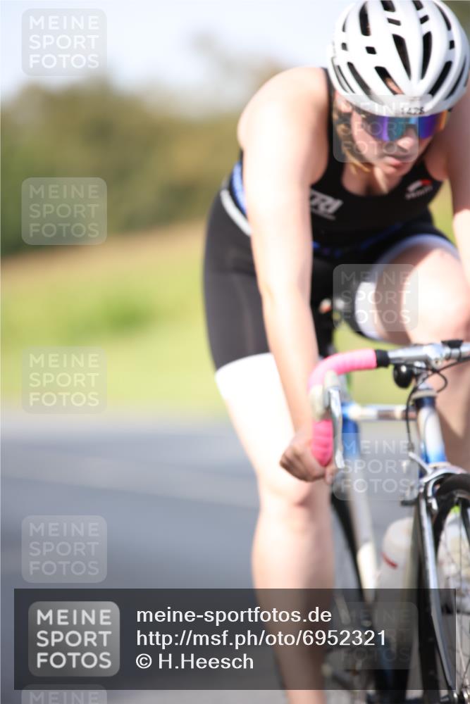 01.09.2024 - 17. Tribühne Triathlon H.Heesch http://msf.ph/oto/6952321 01.09.2024 15:44:35 Radfahren 816, 893, 897, 915, 936, 972, 1046, 1136, 1211, 1299, 1491, 1491 meine-sportfotos.de