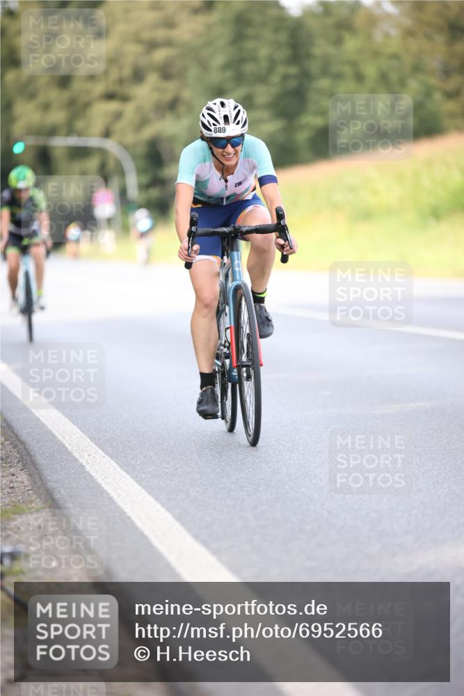 01.09.2024 - 17. Tribühne Triathlon H.Heesch http://msf.ph/oto/6952566 01.09.2024 15:46:30 Radfahren 830, 889, 899, 968, 1163, 1189, 1204 meine-sportfotos.de