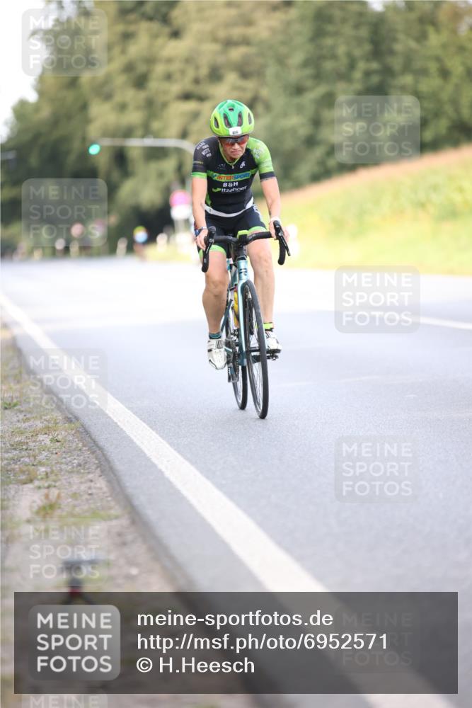 01.09.2024 - 17. Tribühne Triathlon H.Heesch http://msf.ph/oto/6952571 01.09.2024 15:46:32 Radfahren 830, 889, 968, 1163, 1204 meine-sportfotos.de