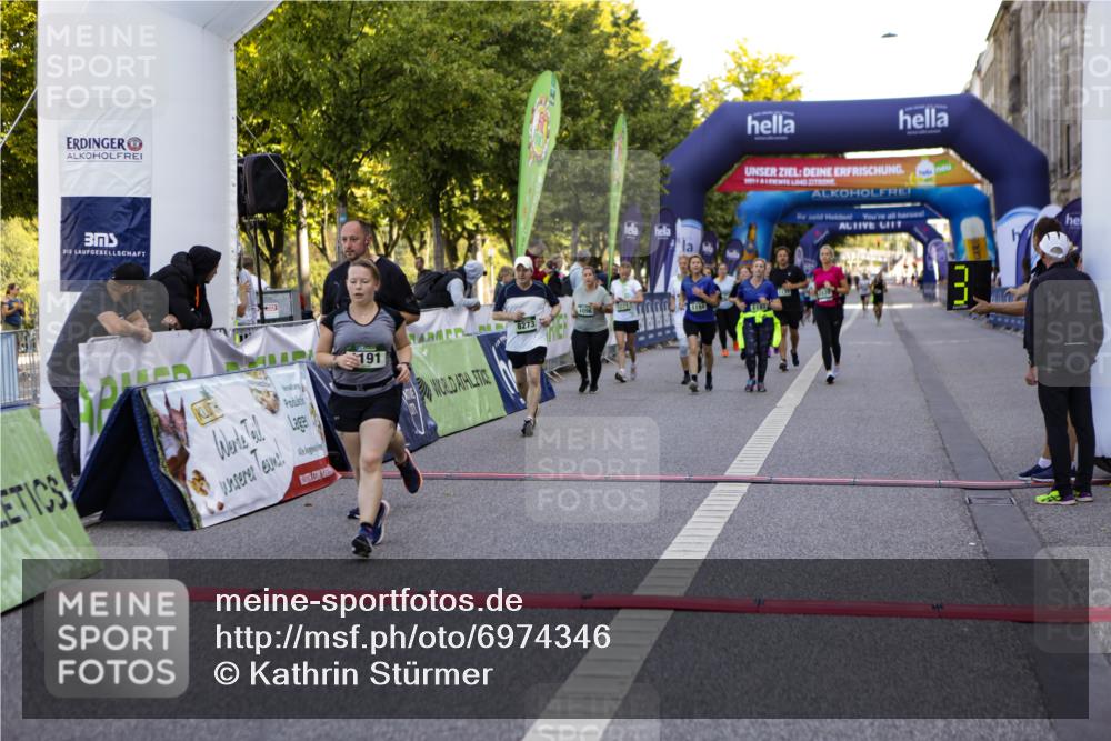 01.09.2024 - BARMER Alsterlauf Kathrin Stürmer Photography http://msf.ph/oto/6974346 01.09.2024 11:37:12 Ziel 1036, 1095, 1096, 1133, 1152, 1153, 1165, 1183, 1184, 1191, 1220, 1221, 1228, 2820, 4006, 8273 meine-sportfotos.de