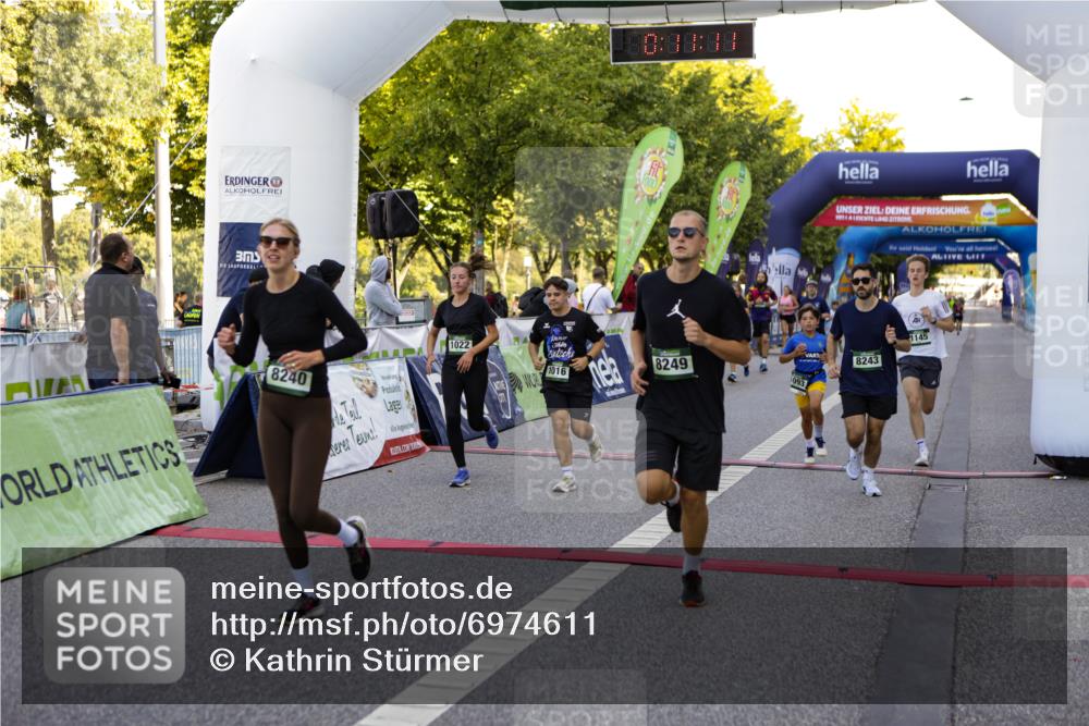 01.09.2024 - BARMER Alsterlauf Kathrin Stürmer Photography http://msf.ph/oto/6974611 01.09.2024 11:41:10 Ziel 1013, 1016, 1022, 1047, 1093, 1116, 1145, 1170, 1190, 1230, 8210, 8211, 8224, 8240, 8243, 8249 meine-sportfotos.de