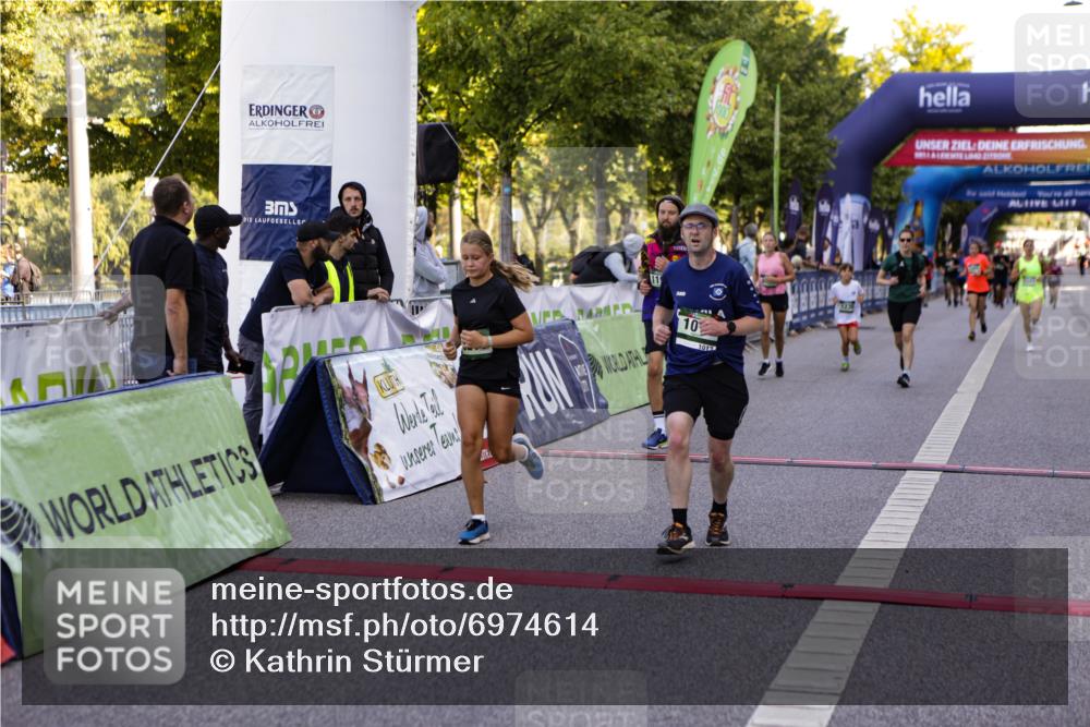 01.09.2024 - BARMER Alsterlauf Kathrin Stürmer Photography http://msf.ph/oto/6974614 01.09.2024 11:41:16 Ziel 1002, 1013, 1016, 1022, 1047, 1093, 1145, 1190, 1230, 8210, 8211, 8224, 8243, 8343 meine-sportfotos.de