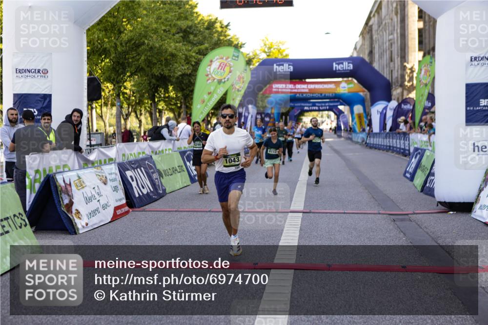 01.09.2024 - BARMER Alsterlauf Kathrin Stürmer Photography http://msf.ph/oto/6974700 01.09.2024 11:42:10 Ziel 1004, 1007, 1017, 1043, 1125, 1139, 1151, 1210, 1217, 8009, 8085, 8113, 8298 meine-sportfotos.de