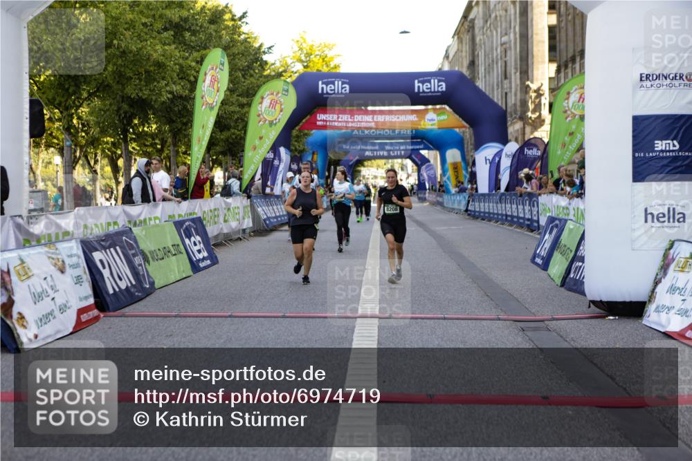 01.09.2024 - BARMER Alsterlauf Kathrin Stürmer Photography http://msf.ph/oto/6974719 01.09.2024 11:42:29 Ziel 1009, 1037, 1038, 1057, 1064, 1070, 1158, 1211, 1222, 8001, 8208 meine-sportfotos.de