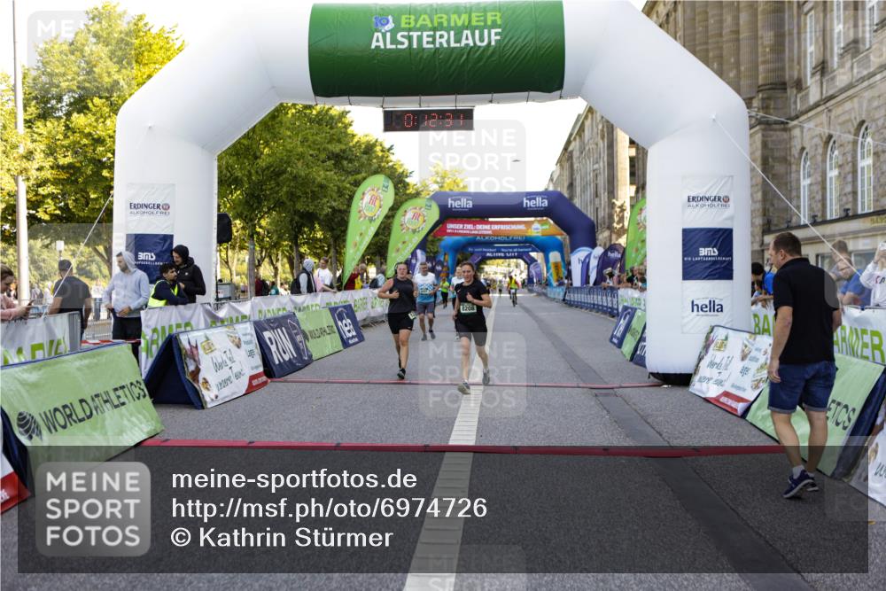 01.09.2024 - BARMER Alsterlauf Kathrin Stürmer Photography http://msf.ph/oto/6974726 01.09.2024 11:42:30 Ziel 1009, 1037, 1038, 1057, 1064, 1070, 1211, 1222, 8001, 8208 meine-sportfotos.de