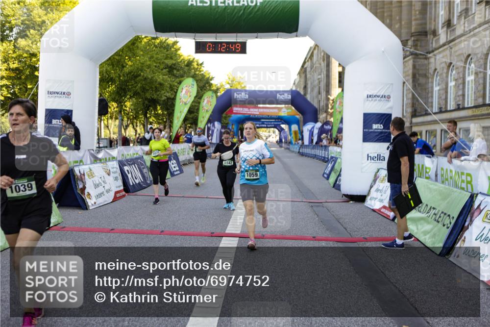 01.09.2024 - BARMER Alsterlauf Kathrin Stürmer Photography http://msf.ph/oto/6974752 01.09.2024 11:42:49 Ziel 1039, 1059, 1065, 1075, 1111, 1142, 1148, 1232, 2990 meine-sportfotos.de