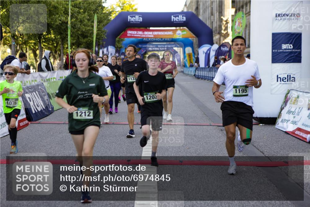 01.09.2024 - BARMER Alsterlauf Kathrin Stürmer Photography http://msf.ph/oto/6974845 01.09.2024 11:44:26 Ziel 1010, 1036, 1050, 1067, 1076, 1095, 1133, 1153, 1155, 1165, 1183, 1184, 1191, 1195, 1203, 1212, 1219, 4006, 8103, 8104, 8273 meine-sportfotos.de