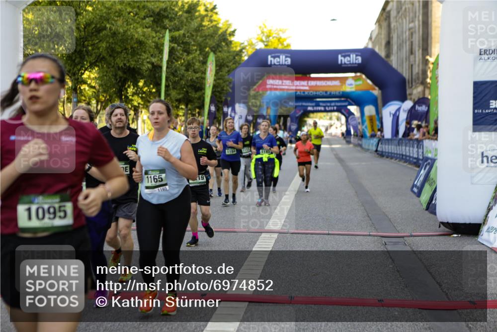 01.09.2024 - BARMER Alsterlauf Kathrin Stürmer Photography http://msf.ph/oto/6974852 01.09.2024 11:44:30 Ziel 1010, 1050, 1076, 1095, 1096, 1102, 1133, 1153, 1155, 1165, 1183, 1184, 1191, 1195, 1203, 1219, 1225, 1226, 4006 meine-sportfotos.de