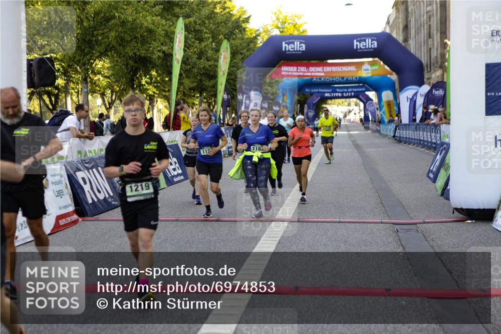 01.09.2024 - BARMER Alsterlauf Kathrin Stürmer Photography http://msf.ph/oto/6974853 01.09.2024 11:44:31 Ziel 1010, 1050, 1076, 1095, 1096, 1102, 1133, 1153, 1155, 1165, 1183, 1184, 1191, 1195, 1203, 1219, 1225, 1226, 4006 meine-sportfotos.de