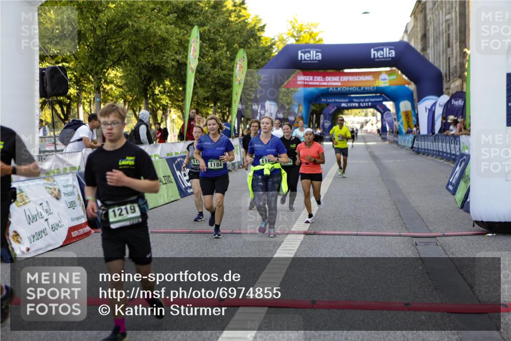 01.09.2024 - BARMER Alsterlauf Kathrin Stürmer Photography http://msf.ph/oto/6974855 01.09.2024 11:44:32 Ziel 1010, 1050, 1095, 1096, 1102, 1133, 1153, 1155, 1165, 1183, 1184, 1191, 1219, 1225, 1226, 4006 meine-sportfotos.de