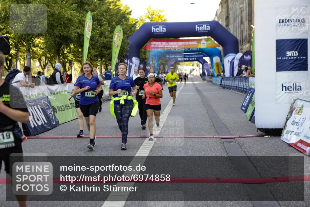 01.09.2024 - BARMER Alsterlauf Kathrin Stürmer Photography http://msf.ph/oto/6974858 01.09.2024 11:44:32 Ziel 1010, 1050, 1095, 1096, 1102, 1133, 1153, 1155, 1165, 1183, 1184, 1191, 1219, 1225, 1226, 4006 meine-sportfotos.de