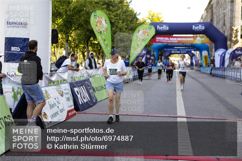01.09.2024 - BARMER Alsterlauf Kathrin Stürmer Photography http://msf.ph/oto/6974887 01.09.2024 11:44:52 Ziel 1077, 1121, 1145, 1170, 1182, 1227 meine-sportfotos.de