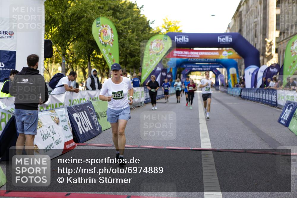 01.09.2024 - BARMER Alsterlauf Kathrin Stürmer Photography http://msf.ph/oto/6974889 01.09.2024 11:44:53 Ziel 1077, 1121, 1145, 1170, 1182, 1227 meine-sportfotos.de