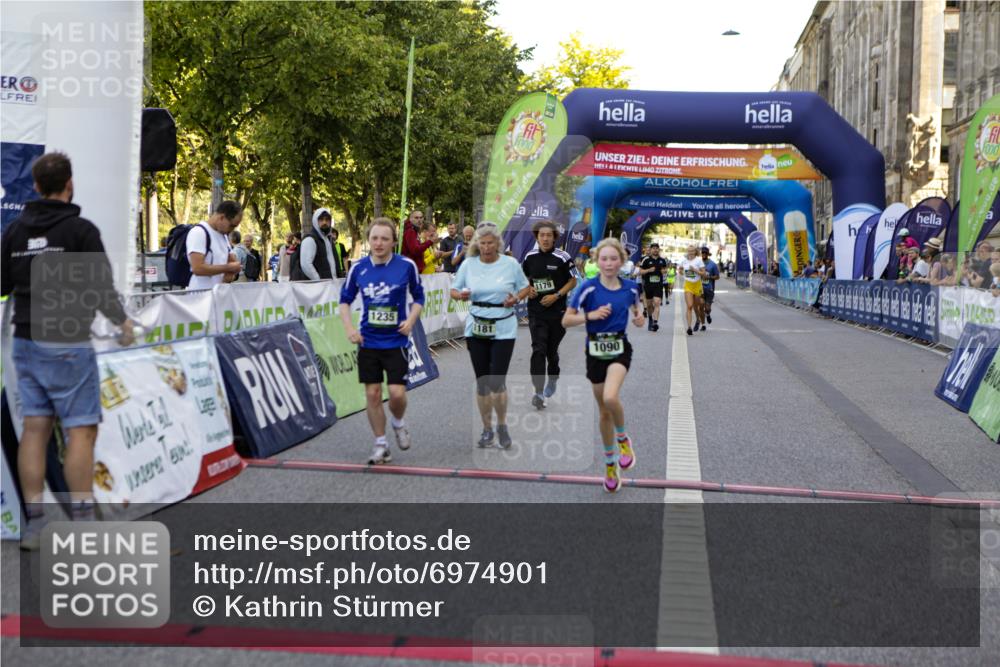 01.09.2024 - BARMER Alsterlauf Kathrin Stürmer Photography http://msf.ph/oto/6974901 01.09.2024 11:45:03 Ziel 1028, 1077, 1090, 1121, 1157, 1179, 1181, 1182, 1235 meine-sportfotos.de