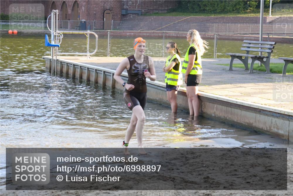 08.09.2024 - Stadtparktriathlon Luisa Fischer http://msf.ph/oto/6998897 08.09.2024 09:10:56 Schwimmen 141 meine-sportfotos.de