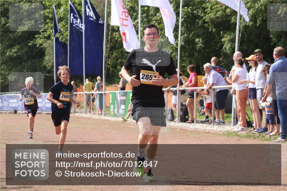 08.09.2024 - Airport Race Strokosch-Dieckow http://msf.ph/oto/7012647 08.09.2024 12:04:49 Ziel 687, 2845, 2857 meine-sportfotos.de
