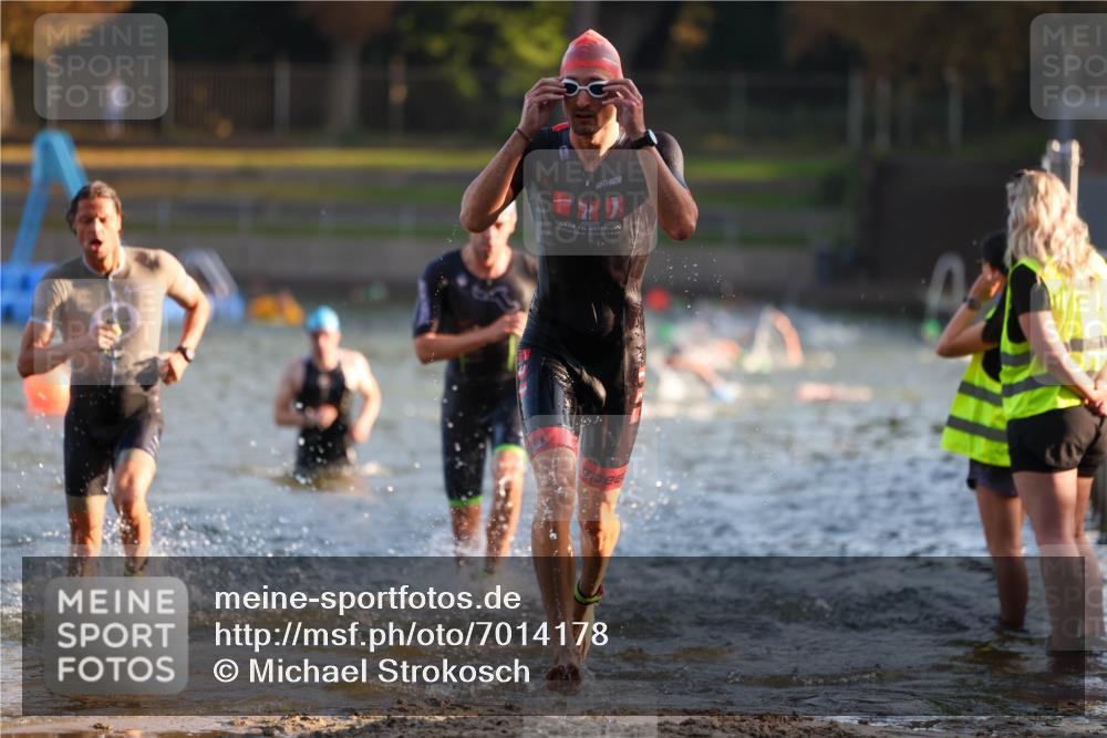 08.09.2024 - Stadtparktriathlon Michael Strokosch http://msf.ph/oto/7014178 08.09.2024 08:45:42 Schwimmen 11, 49, 59, 75 meine-sportfotos.de