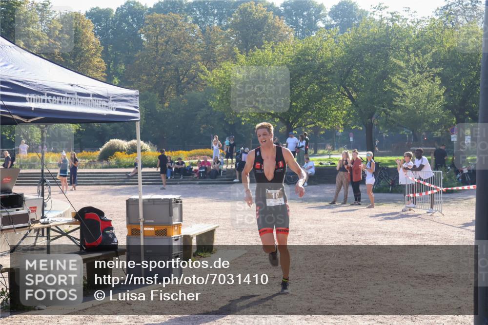 08.09.2024 - Stadtparktriathlon Luisa Fischer http://msf.ph/oto/7031410 08.09.2024 09:35:53 Ziel 10 meine-sportfotos.de