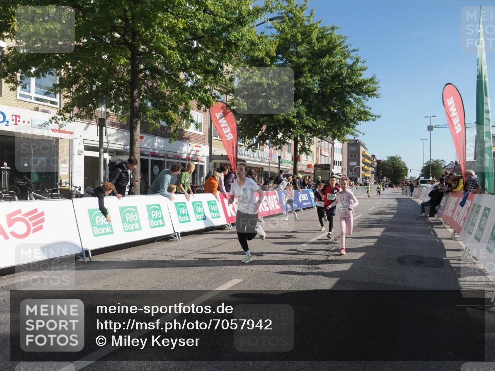 15.09.2024 - PSD Bank Halbmarathon Miley Keyser http://msf.ph/oto/7057942 15.09.2024 10:27:21 Ziel 8, 48, 87, 122, 136, 139, 174, 198, 210, 219, 233, 268, 272 meine-sportfotos.de