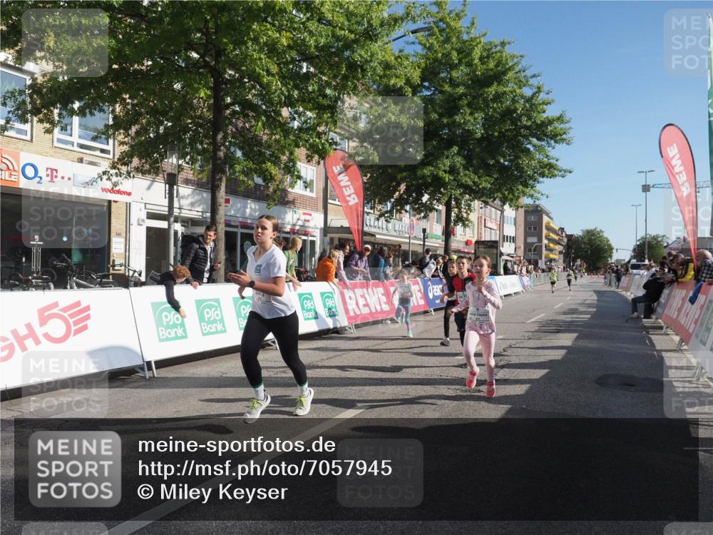 15.09.2024 - PSD Bank Halbmarathon Miley Keyser http://msf.ph/oto/7057945 15.09.2024 10:27:21 Ziel 8, 48, 87, 122, 136, 139, 174, 198, 210, 219, 233, 268, 272 meine-sportfotos.de