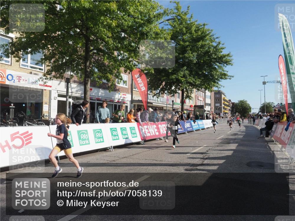 15.09.2024 - PSD Bank Halbmarathon Miley Keyser http://msf.ph/oto/7058139 15.09.2024 10:27:45 Ziel 27, 28, 37, 73, 101, 103, 108, 125, 128, 138, 159, 204, 249, 296 meine-sportfotos.de