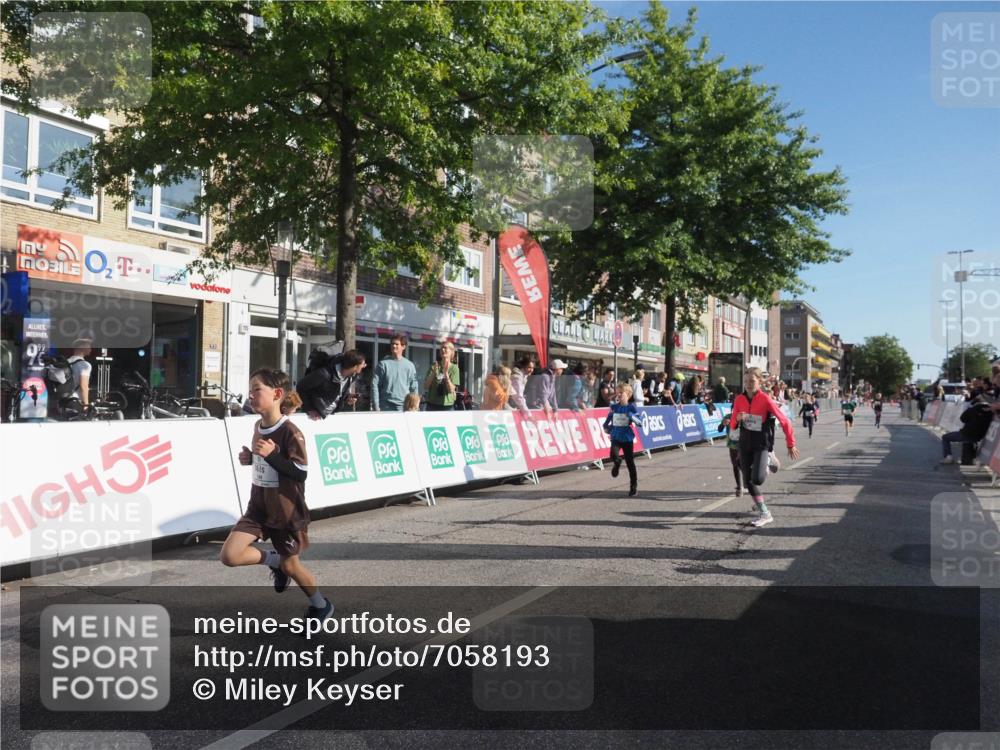 15.09.2024 - PSD Bank Halbmarathon Miley Keyser http://msf.ph/oto/7058193 15.09.2024 10:27:50 Ziel 27, 28, 37, 73, 77, 101, 103, 108, 125, 128, 138, 247, 249, 261, 296 meine-sportfotos.de
