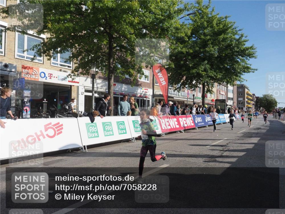 15.09.2024 - PSD Bank Halbmarathon Miley Keyser http://msf.ph/oto/7058228 15.09.2024 10:27:52 Ziel 27, 28, 37, 43, 73, 77, 101, 103, 108, 128, 138, 230, 247, 249, 261, 296 meine-sportfotos.de