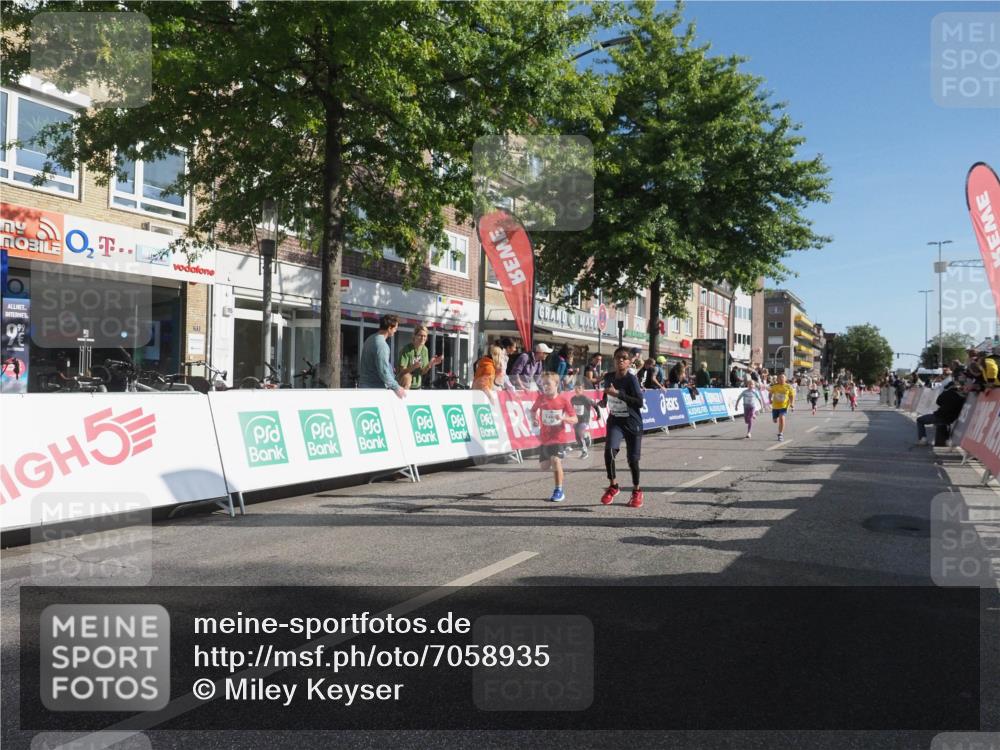 15.09.2024 - PSD Bank Halbmarathon Miley Keyser http://msf.ph/oto/7058935 15.09.2024 10:29:06 Ziel 5, 47, 106, 107, 137, 150, 154, 170, 179, 189, 222, 231, 244, 271, 288, 292, 297 meine-sportfotos.de