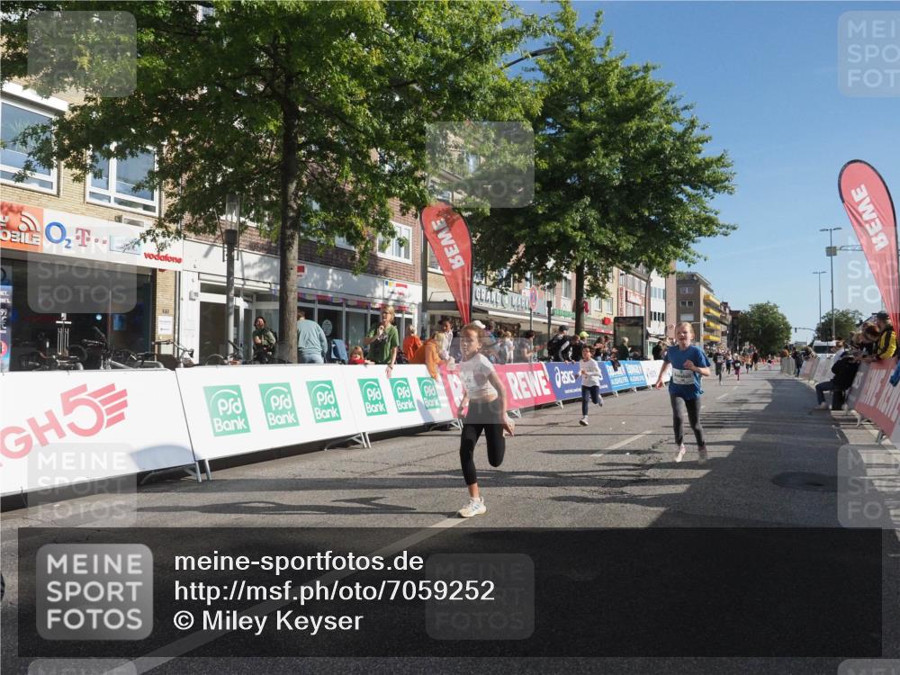 15.09.2024 - PSD Bank Halbmarathon Miley Keyser http://msf.ph/oto/7059252 15.09.2024 10:29:35 Ziel 15, 46, 60, 74, 80, 85, 111, 112, 120, 194 meine-sportfotos.de
