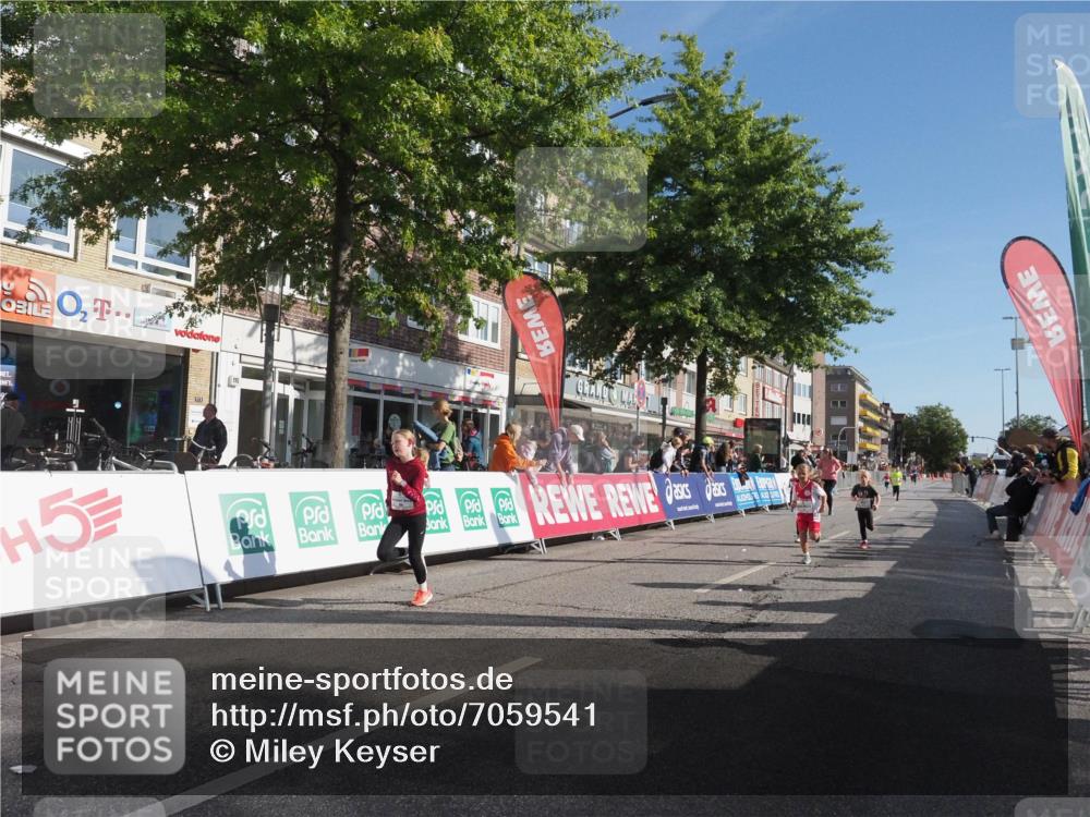 15.09.2024 - PSD Bank Halbmarathon Miley Keyser http://msf.ph/oto/7059541 15.09.2024 10:29:55 Ziel 3, 15, 60, 63, 127, 156, 164, 168, 171, 185, 218, 225, 246, 252, 264, 286 meine-sportfotos.de