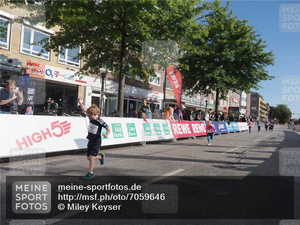 15.09.2024 - PSD Bank Halbmarathon Miley Keyser http://msf.ph/oto/7059646 15.09.2024 10:30:06 Ziel 3, 32, 63, 97, 127, 129, 156, 218, 252, 264, 281, 289, 306 meine-sportfotos.de