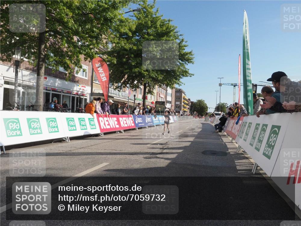 15.09.2024 - PSD Bank Halbmarathon Miley Keyser http://msf.ph/oto/7059732 15.09.2024 10:30:30 Ziel 303 meine-sportfotos.de
