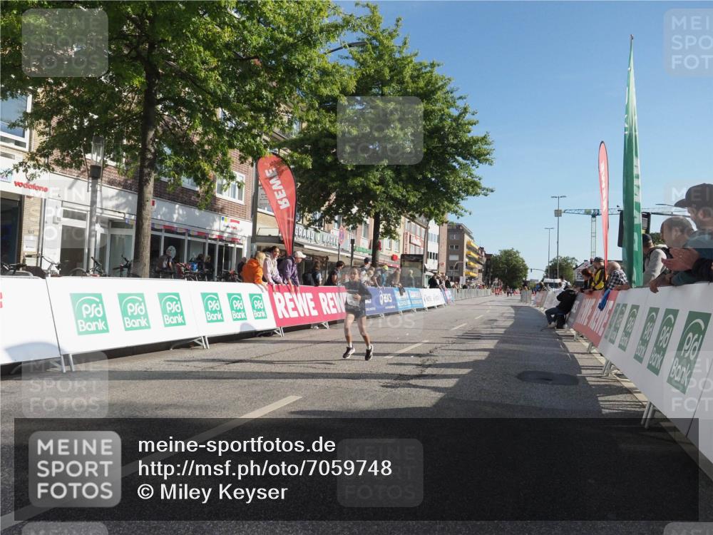 15.09.2024 - PSD Bank Halbmarathon Miley Keyser http://msf.ph/oto/7059748 15.09.2024 10:30:31 Ziel 303 meine-sportfotos.de