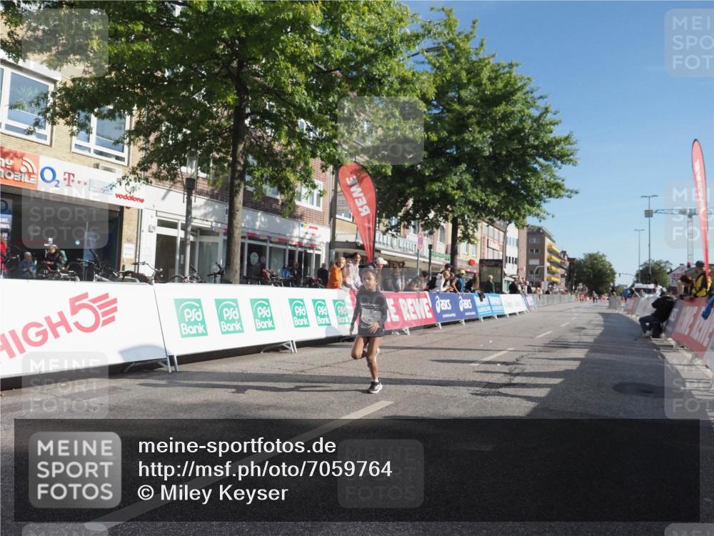 15.09.2024 - PSD Bank Halbmarathon Miley Keyser http://msf.ph/oto/7059764 15.09.2024 10:30:31 Ziel 303 meine-sportfotos.de