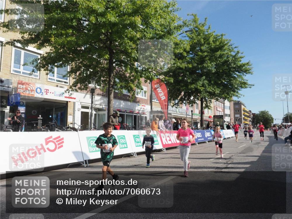 15.09.2024 - PSD Bank Halbmarathon Miley Keyser http://msf.ph/oto/7060673 15.09.2024 10:32:42 Ziel 1, 4, 33, 40, 68, 83, 176, 182, 232, 241, 275, 283, 302 meine-sportfotos.de