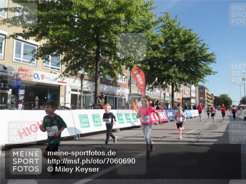 15.09.2024 - PSD Bank Halbmarathon Miley Keyser http://msf.ph/oto/7060690 15.09.2024 10:32:42 Ziel 1, 4, 33, 40, 68, 83, 176, 182, 232, 241, 275, 283, 302 meine-sportfotos.de