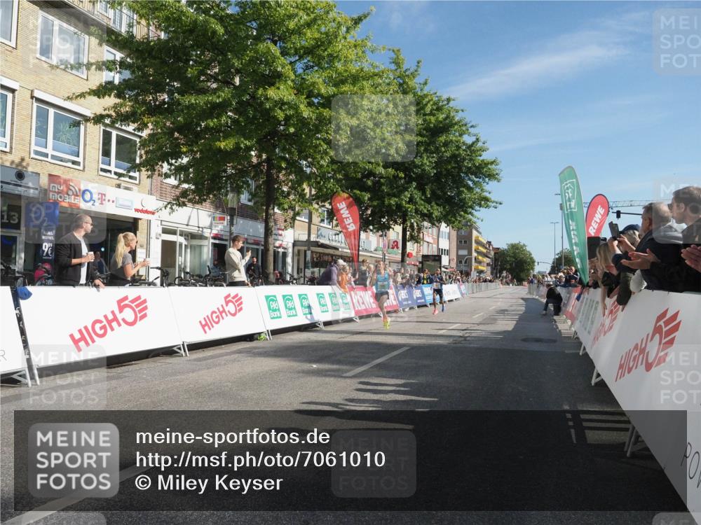15.09.2024 - PSD Bank Halbmarathon Miley Keyser http://msf.ph/oto/7061010 15.09.2024 11:01:57 Ziel 448, 1001 meine-sportfotos.de