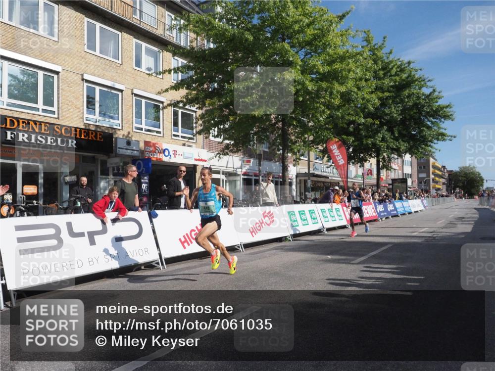 15.09.2024 - PSD Bank Halbmarathon Miley Keyser http://msf.ph/oto/7061035 15.09.2024 11:01:58 Ziel 447, 448, 1001 meine-sportfotos.de